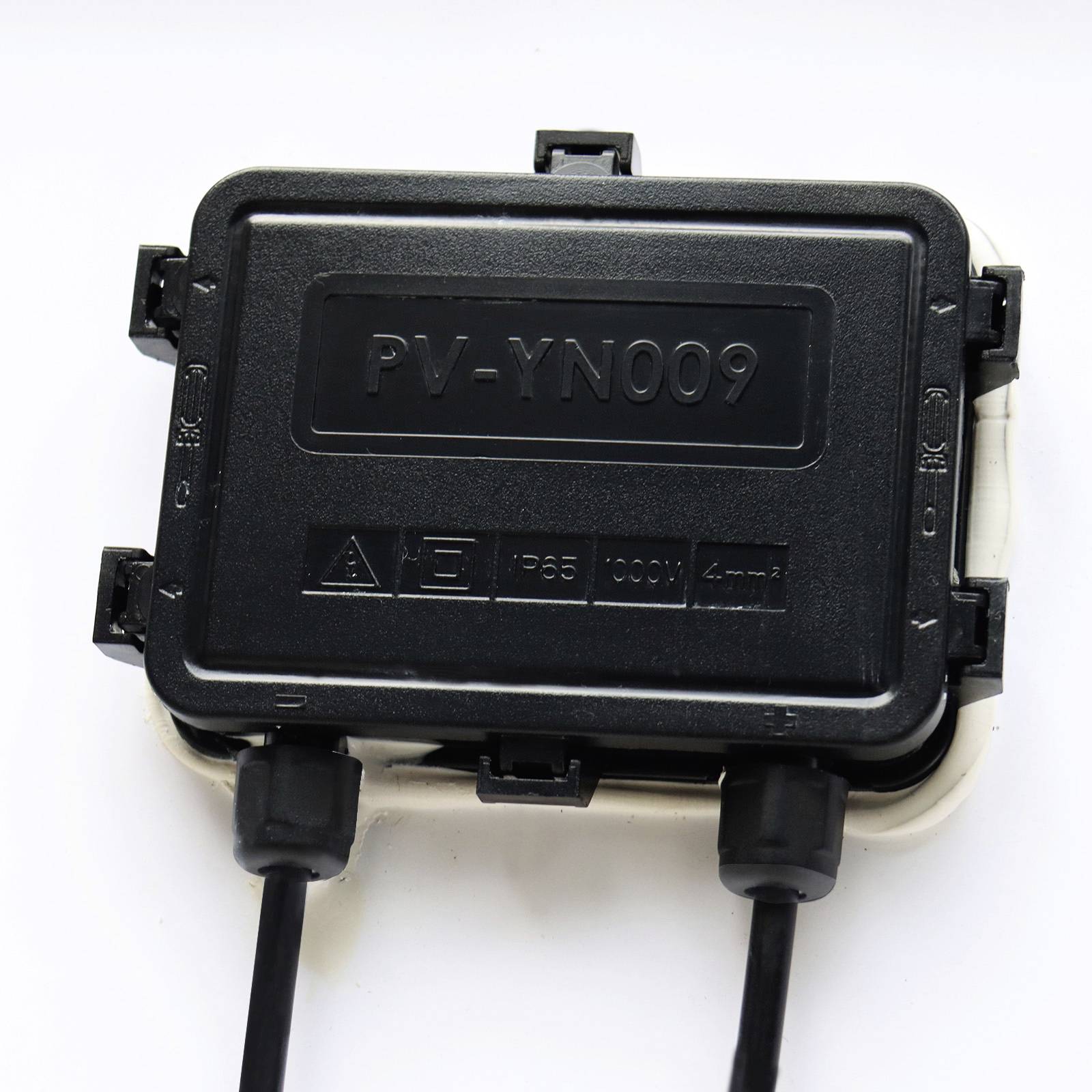 Schwarze elektrische Anschlussdose mit der Aufschrift 'PV-YN009', zwei Kabelanschlüsse unten. Rechteckige Form mit abgerundeten Ecken.