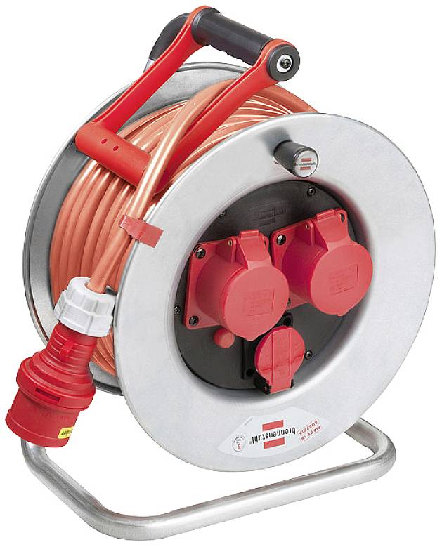 Eine Kabeltrommel bestehend aus rotem Kabel, vier Steckdosen und einem silbernen Metallrahmen. 