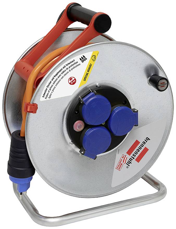 Eine Metall-Kabeltrommel mit einem orangen Kabel und blauen Steckdosen auf einer Halterung.