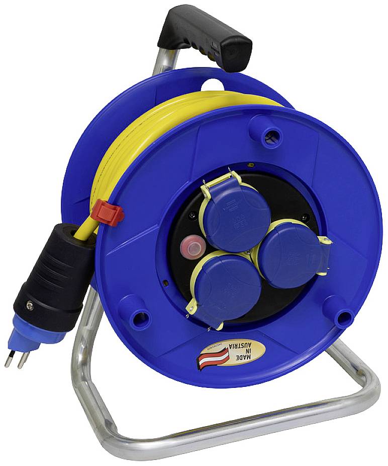 Blaue Kabeltrommel mit drei Steckdosen, gelbem Kabel und schwarzem Griff, auf einem silbernen Gestell; 'Made in Austria' Zeichen.