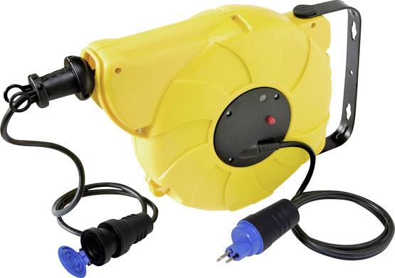 Gelbe Kabeltrommel mit automatischem Aufrollmechanismus und zwei Kabeln. Eines endet in einem blauen Stecker, das andere in einer schwarzen Buchse.