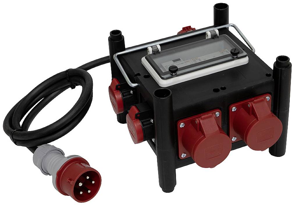 Schwarzer elektrischer Verteilerkasten mit drei roten Steckdosen und einem angeschlossenen schwarzen Kabel mit rotem Stecker.