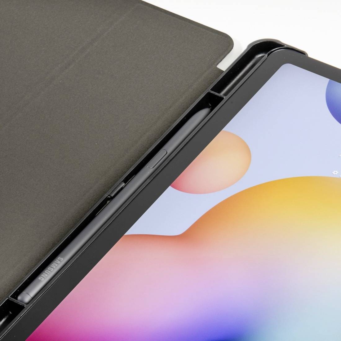 Geöffnete Schutzhülle mit Tablet, Blick auf Bildschirm mit buntem Hintergrund.