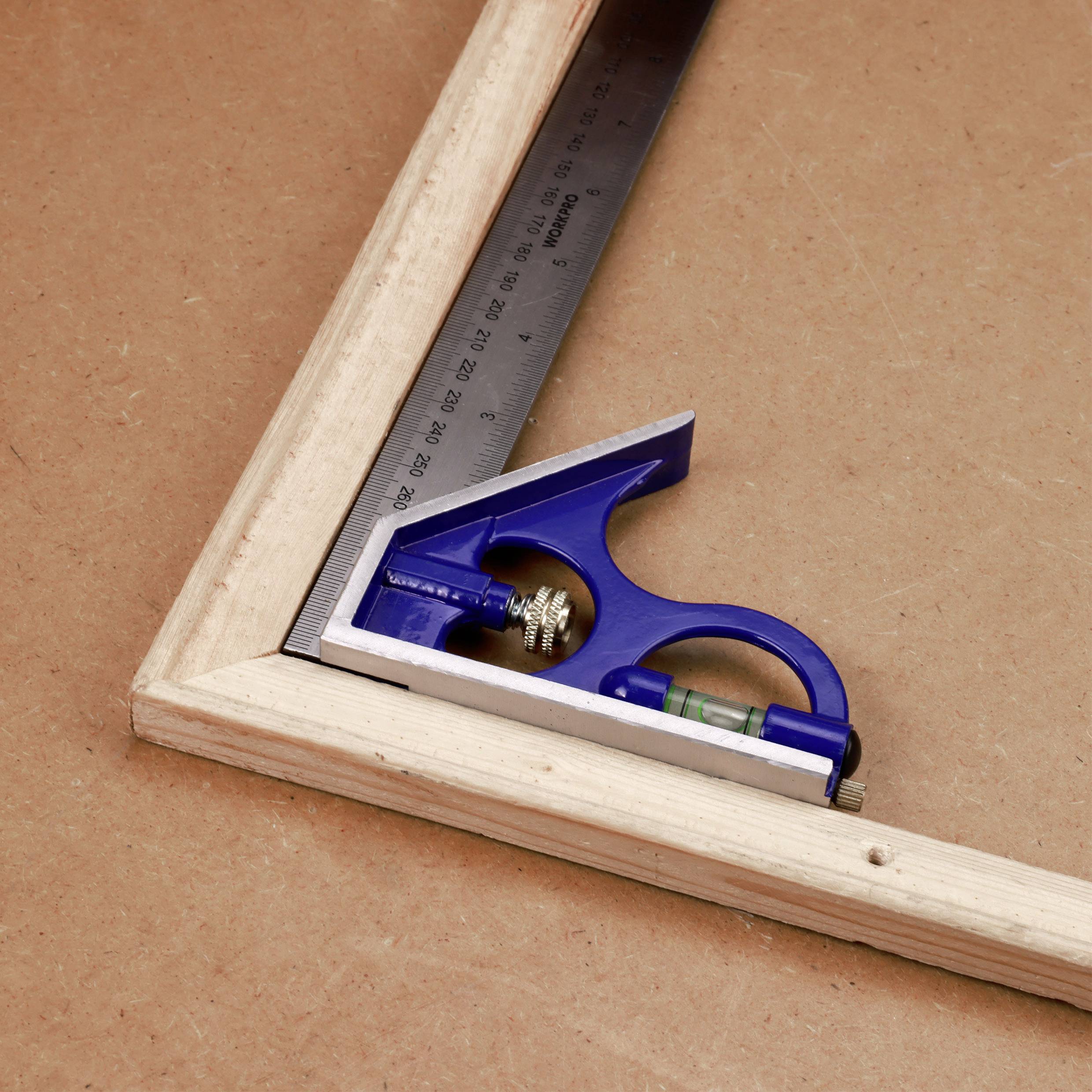 Ein Metallwinkelmesser liegt auf Holzbrett und zeigt einen 90-Grad-Winkel an.