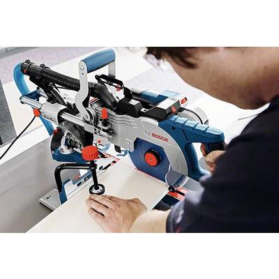 Ein Handwerker bedient eine Kreissäge der Marke Bosch, um ein Brett zu schneiden. Die Maschine ist präzise und professionell eingesetzt.