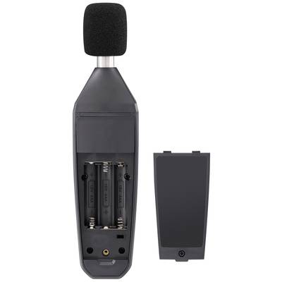 Schallpegelmessgerät mit abgenommenem Batteriefachdeckel, zeigt zwei leere AA-Batteriefächer. Oberer Teil mit Mikrofon.