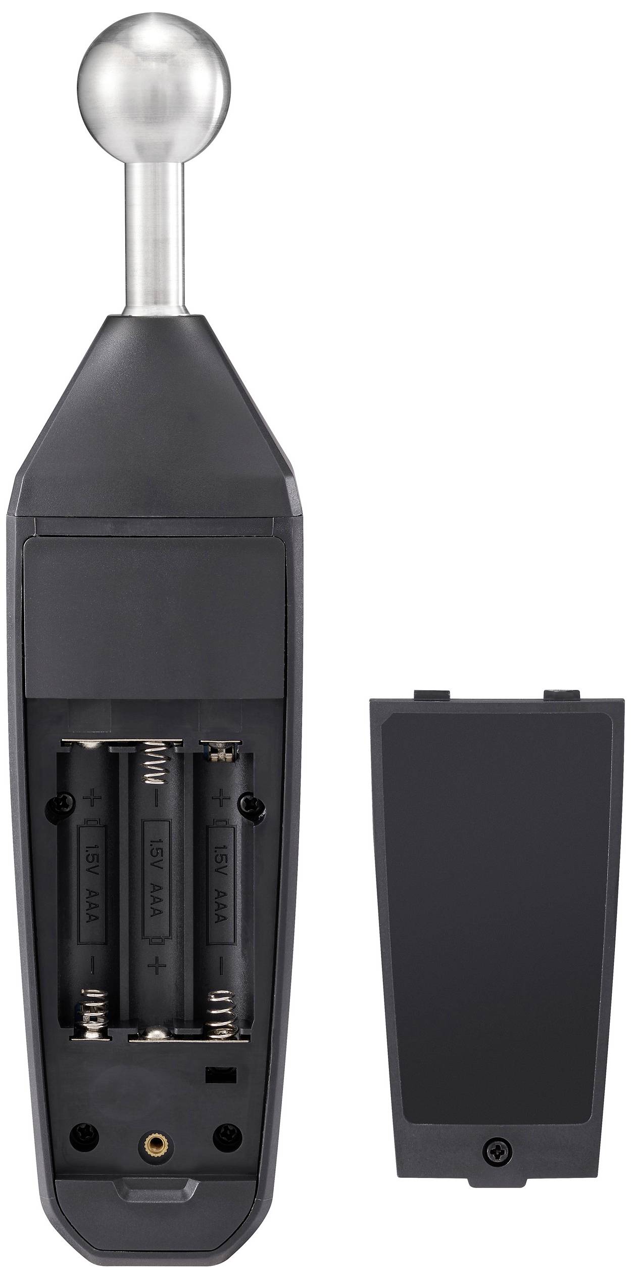 Schallpegelmesser mit Batteriefach geöffnet, zeigt zwei leere AA-Batterien. Gerader Stecker liegt daneben.