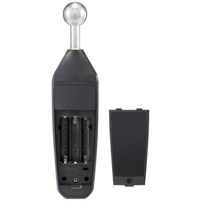 Schallpegelmesser mit Batteriefach geöffnet, zeigt zwei leere AA-Batterien. Gerader Stecker liegt daneben.