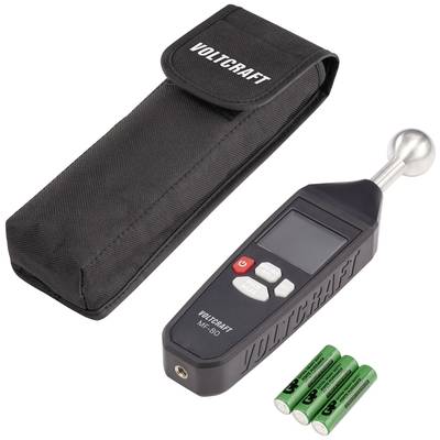 Ein Schallpegelmessgerät mit digitalem Display, Kunststoffgehäuse, drei Tasten und abnehmbarer Kugelsonde. Daneben ein schwarzes Etui und drei Batterien.