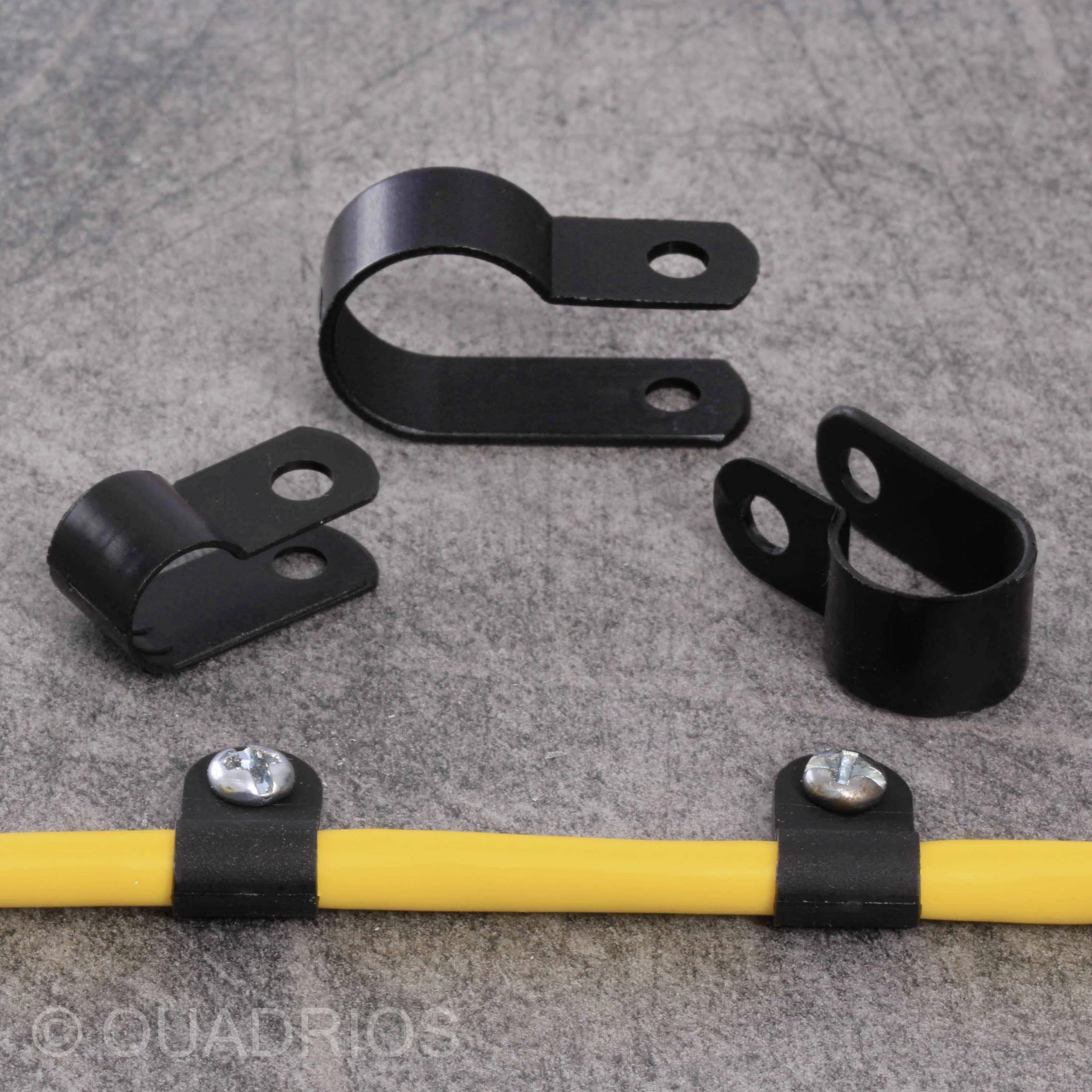 Gelbes Kabel auf grauem Hintergrund mit schwarzen Kabelklemmen fixiert; zeigt Klemmen in verschiedenen Formen zur Befestigung.