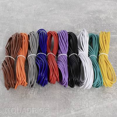 'Neun Bündel von farbigen Kabeln in verschiedenen Farben: Braun, Orange, Grau, Blau, Rot, Violett, Schwarz, Weiß und Gelb.'