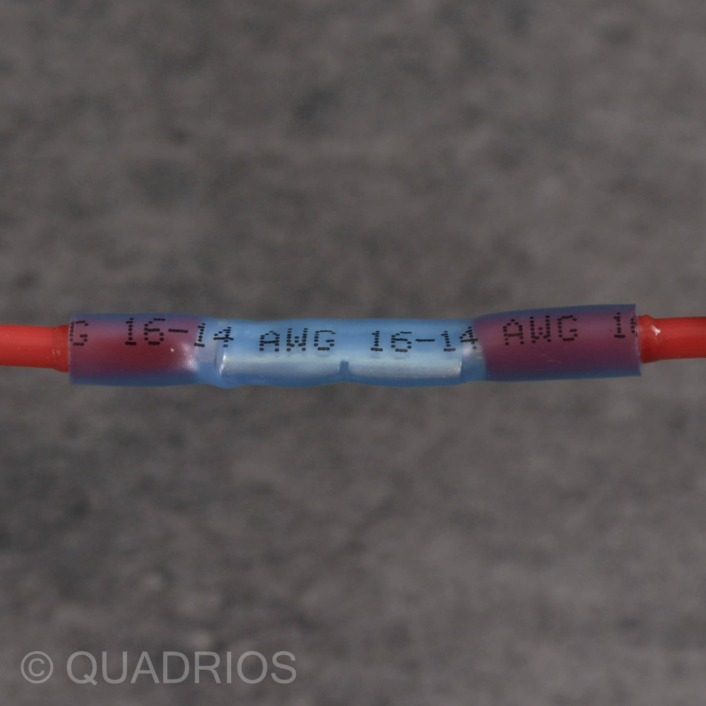 Ein rotes Kabel mit einem blauen Schrumpfschlauch, auf dem '16-14 AWG' steht. Kabelverbindung bei Elektronikarbeiten.
