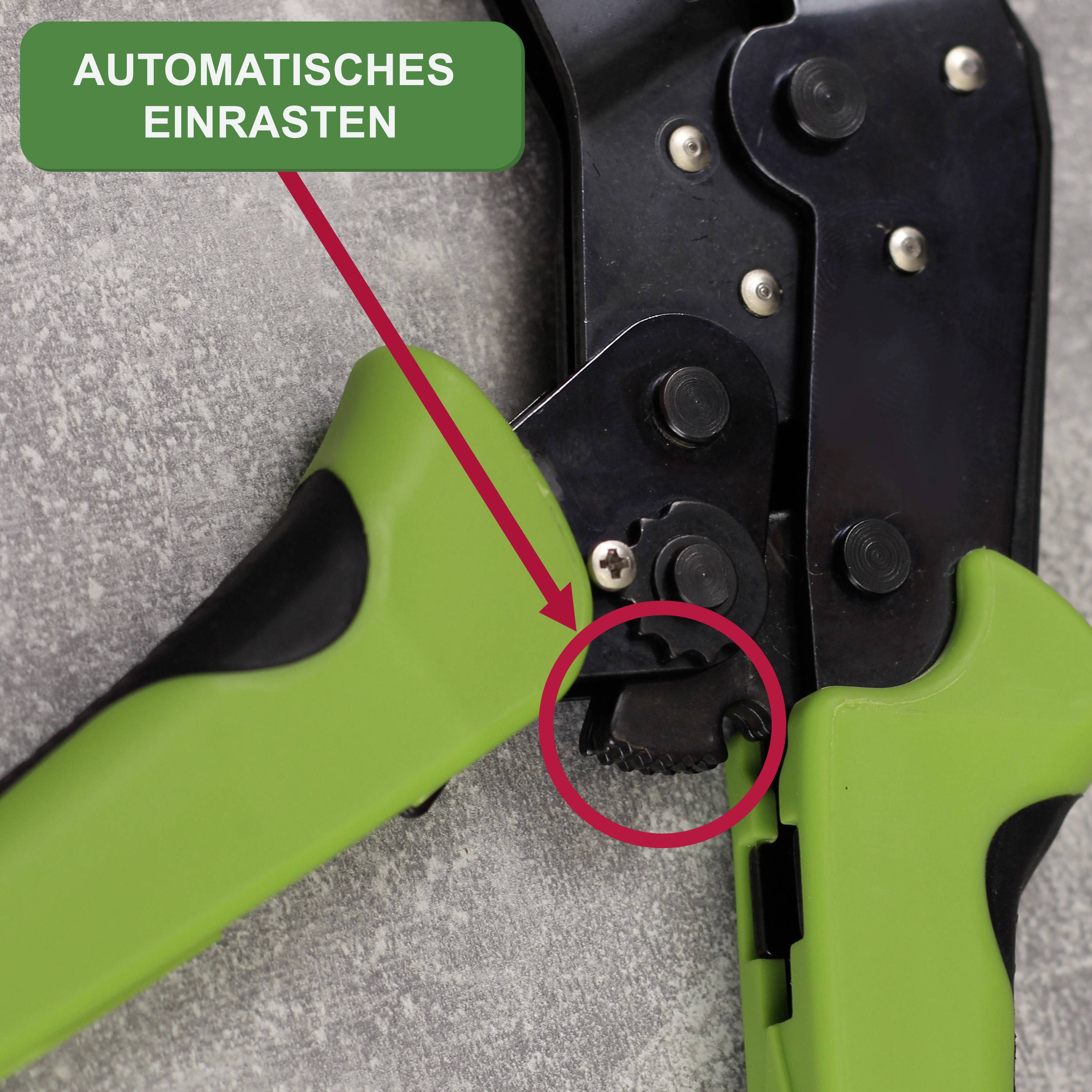 Grüne Rohrzange mit Hinweis auf 'Automatisches Einrasten', rote Markierung zeigt auf Mechanismus, Fokus auf Werkzeugfunktion.