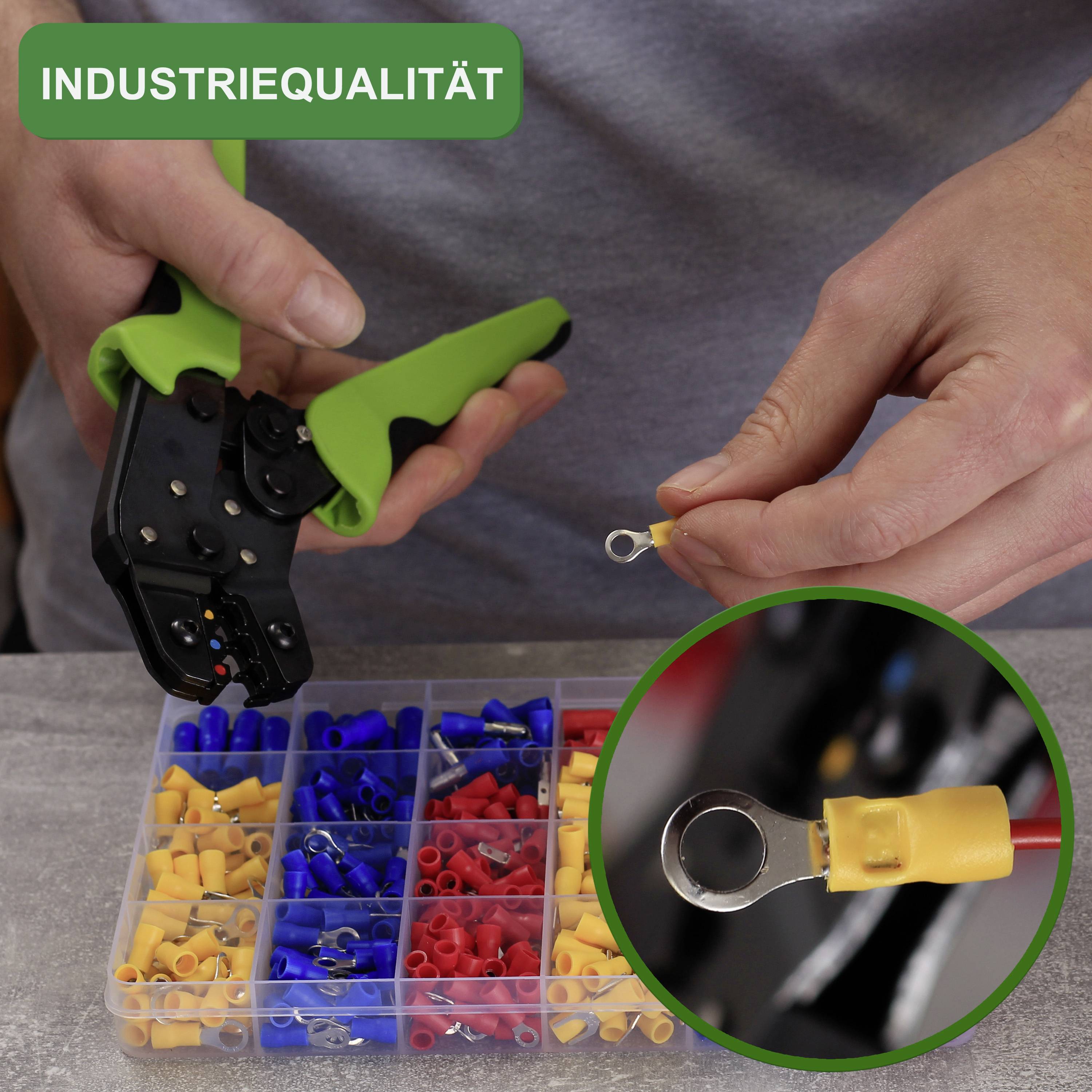 Eine Person hält eine grüne Crimpzange und eine Kabelöse vor einer Box mit sortierten Kabelschuhen. Text oben: 'Industriequalität'.