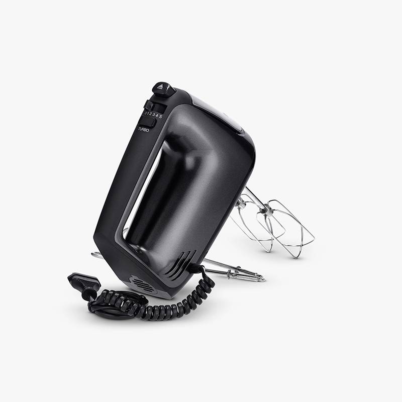 Ein schwarzer Handmixer mit zwei Rührbesen ist auf einer weißen Oberfläche ausgestellt. Der Mixer ist in einem leicht geneigten Winkel positioniert.