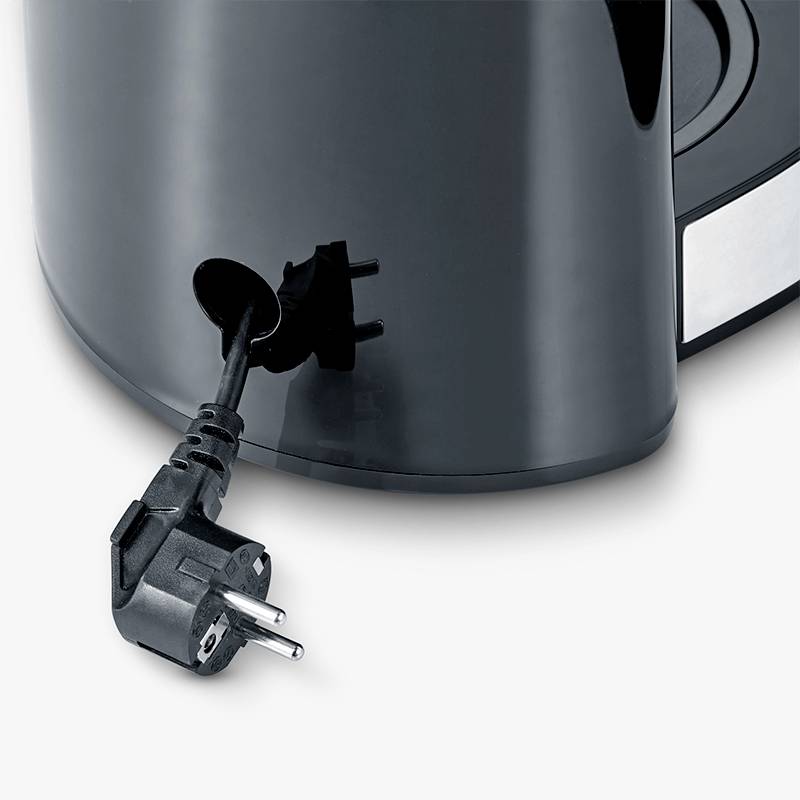 Ein schwarzer Wasserkocher mit herausgezogenem Netzkabel, das an der Seite des Geräts hängt.