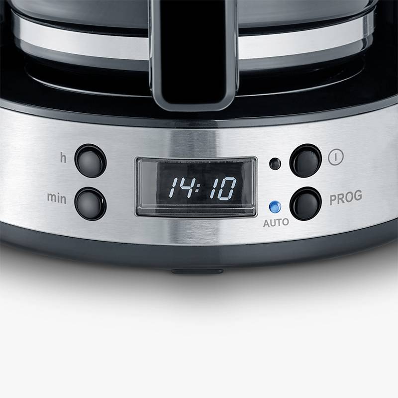 Nahaufnahme einer Kaffeemaschine mit digitaler Uhranzeige, die 14:10 Uhr zeigt. Tasten für Stunden, Minuten, Programmierung und Auto-Modus.
