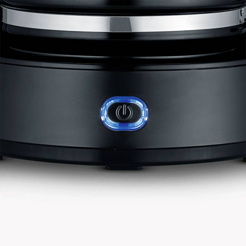 Schwarzes elektronisches Gerät mit einem blauen Leuchtknopf vorne, möglicherweise ein Standmixer oder Küchengerät.