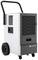 Ein mobiler Luftentfeuchter mit Rollen und schwarzem Gitter vorn. Geeignet für den Einsatz in großen Bereichen zur Feuchtigkeitskontrolle.