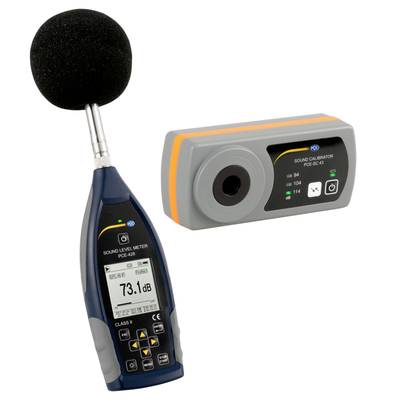 Ein Schallpegelmesser mit Windschutz misst 73,1 dB. Neben dem Gerät befindet sich ein Schallkalibrator zur Kalibrierung der Messwerte.