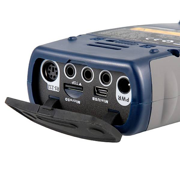 Ein blau-graues elektronisches Gerät zeigt mehrere Anschlüsse und Buchsen auf der Rückseite mit offenem Deckel.