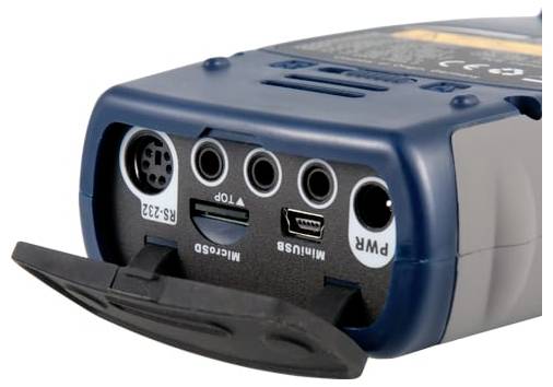 Nahaufnahme des Ein-/Ausgabepanels eines tragbaren Diktiergeräts mit Mikrofon-, USB-, SD-Karten- und Stromanschlüssen hinter einer klappbaren Abdeckung.