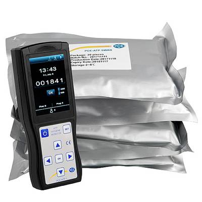 Ein Handgerät zeigt den Messwert '001841' auf einem Display. Daneben liegen verpackte Teststreifen. Das Gerät dient zur Hygieneüberprüfung.