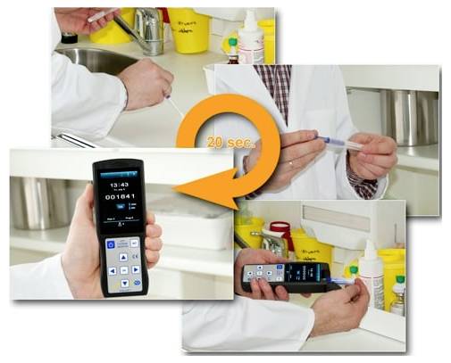 Collage, die einen Kliniker zeigt, der während eines Handwaschvorgangs an einem Waschbecken einen 20-Sekunden-Handwasch-Timer auf einem Smartphone verwendet, einschließlich der Schritte Schrubben, Spülen und Desinfektion.