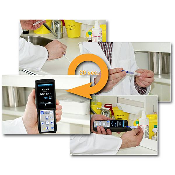 Eine Person führt einen Abstrichtest in einem Labor durch, misst die Zeit auf einem digitalen Gerät und hänsichtig das Ergebnis.