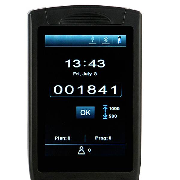 Ein elektronisches Display zeigt die Uhrzeit '13:43', Datum 'Fr, 1. Juli 841', eine ID-Nummer und Tasten für Programmeinstellungen.