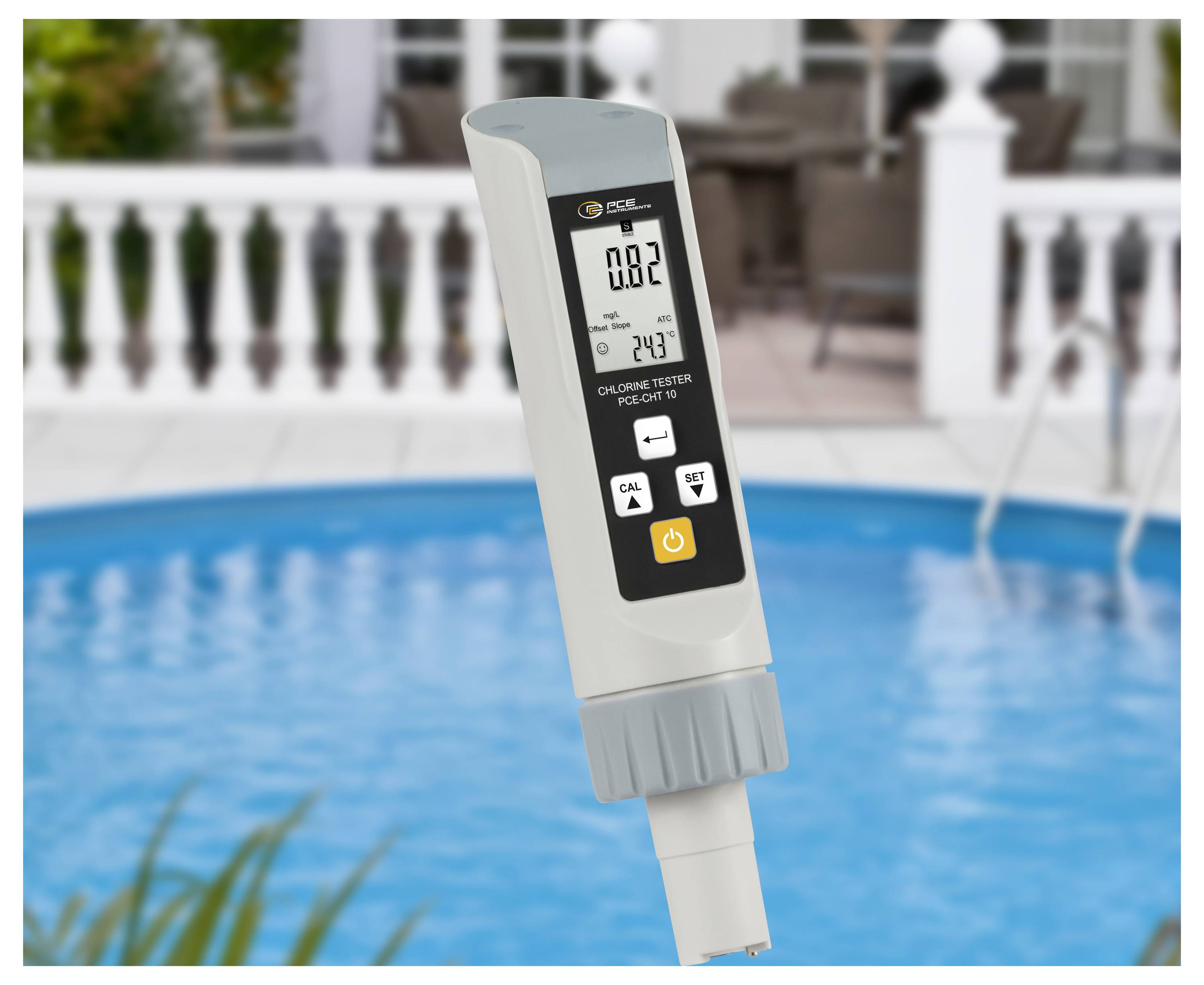Digitales Poolwassertestgerät mit Messwerten von 0,02 und 24,3, das über einem Hinterhof-Swimmingpool gehalten wird.