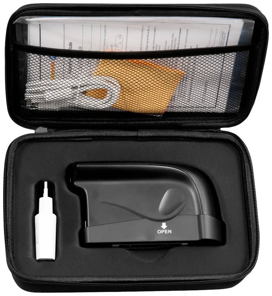 Tragetasche mit elektronischem Gerät, einem weißen Adapter, Kabel und Anleitungen.