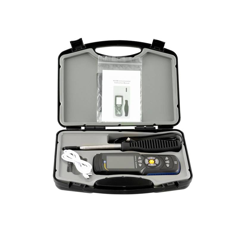 Ein tragbares Thermometer-Set in einem offenen Koffer, bestehend aus einem digitalen Thermometer, Messfühler, Handbuch und Kabel.