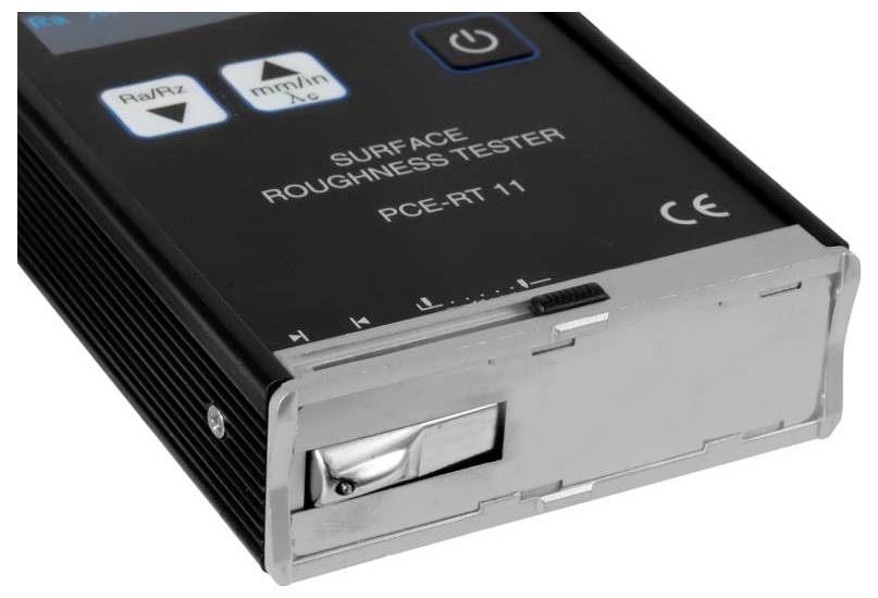 Schwarzes tragbares Oberflächenrauhheitsmessgerät mit der Bezeichnung „SURFACE ROUGHNESS TESTER PCE-RT 11" mit Tasten für Stromversorgung, Ra/Rz und mm/in.