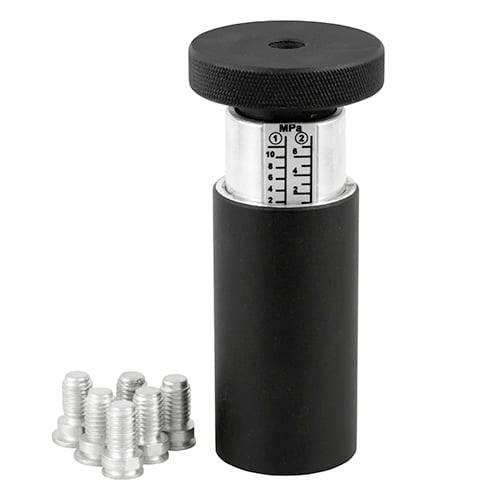 Schwarzes tragbares Druckmanometer mit einer Skala, die in MPa gekennzeichnet ist, neben einem kleinen Haufen von Metallschrauben dargestellt.
