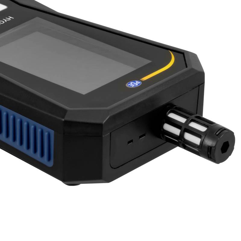Ein tragbares elektronisches Messgerät mit Display und Sensor, das zur Überprüfung von Luftqualität oder anderen Umweltdaten dient.