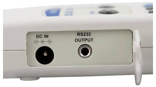 Nahaufnahme eines elektronischen Gerätepanels mit einer „DC IN"-Strombuchse und einem „RS232 OUTPUT"-Anschluss.