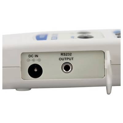 Nahaufnahme eines elektronischen Gerätepanels mit einer „DC IN"-Strombuchse und einem „RS232 OUTPUT"-Anschluss.