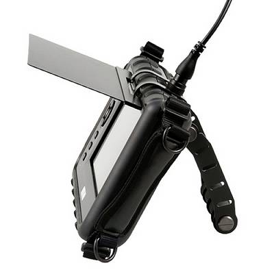 Ein robustes schwarzes Gerät mit Standfuß und angeschlossenem Kabel, eventuell ein tragbares elektronisches Messgerät.