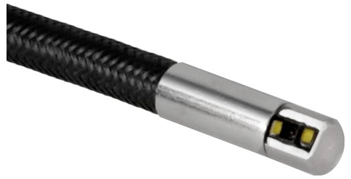 Nahaufnahme eines geflochtenen schwarzen Kabels mit einer silbernen Metallfassung, die ein kleines rechteckiges Sensor- oder LED-Modul enthält.