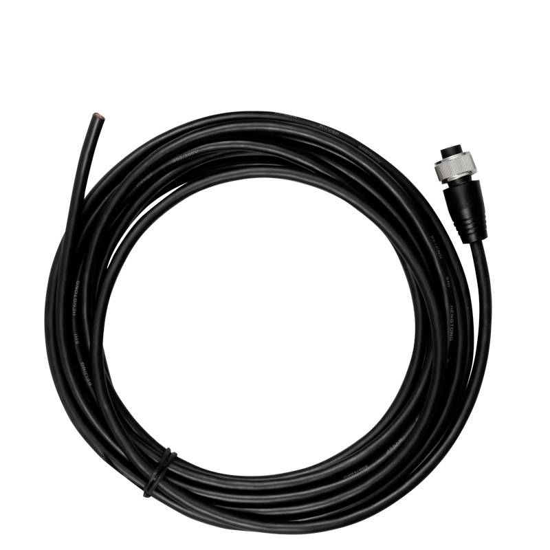Ein langes, schwarzes Kabel mit einem Metallstecker am Ende, aufgerollt in einer kreisförmigen Form, vor einem weißen Hintergrund.
