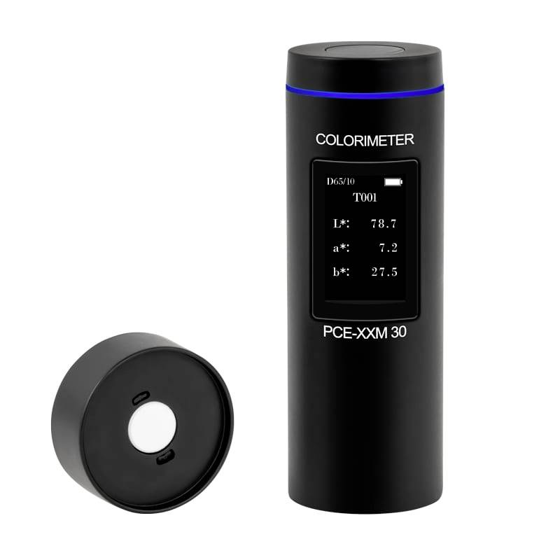 Schwarzes tragbares Kolorimeter mit der Aufschrift „COLORIMETER" mit digitaler Anzeige, die L*, a*, b*-Werte anzeigt, plus separate runde Sensorklappe.