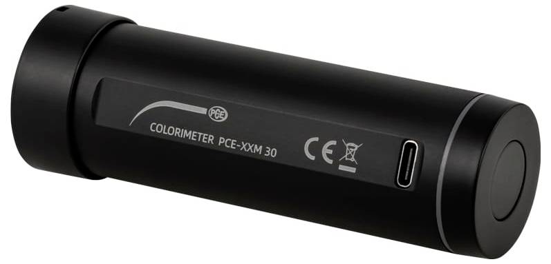 Schwarzes zylindrisches Kolorimeter PCE-XXM 30-Gerät in Profilansicht mit USB-C-Anschluss und aufgedruckten CE-Kennzeichnungen.