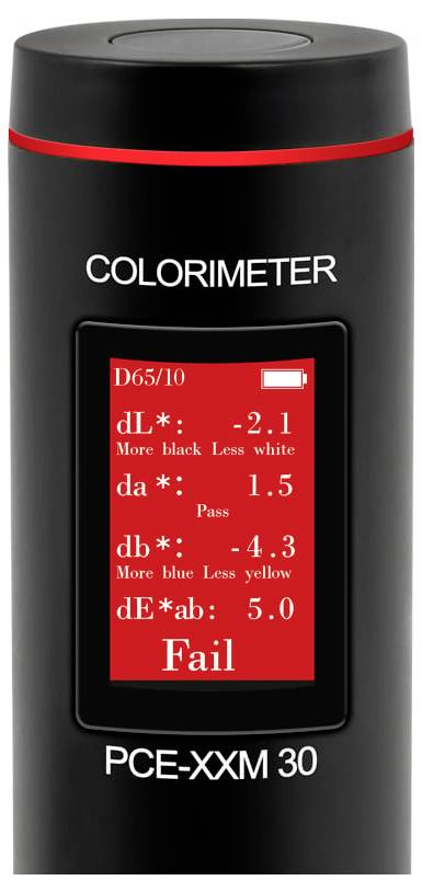 Tragbares schwarzes Farbmessgerät mit der Bezeichnung „COLORIMETER" und „PCE-XXM 30" mit rotem Ergebnisbildschirm, der D65/10-Messwerte und „Fehler" anzeigt.