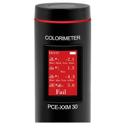Tragbares schwarzes Farbmessgerät mit der Bezeichnung „COLORIMETER" und „PCE-XXM 30" mit rotem Ergebnisbildschirm, der D65/10-Messwerte und „Fehler" anzeigt.