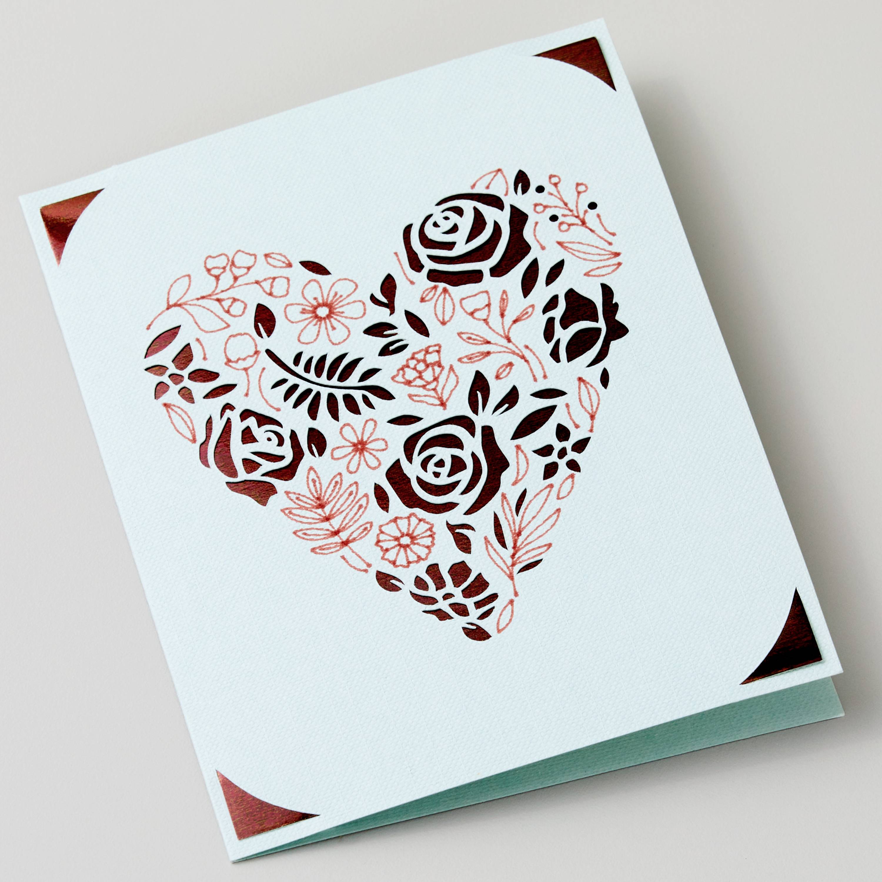 Eine Karte mit dekorativem Herzmotiv, das aus floralen Mustern besteht. Sie ist in Pastellfarben gehalten und wirkt zart und liebevoll.