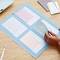 Eine Person benutzt eine Cricut-Maschine, um Designs auf einer blauen Matte zu platzieren. Verschiedene Materialien und Werkzeuge liegen bereit.