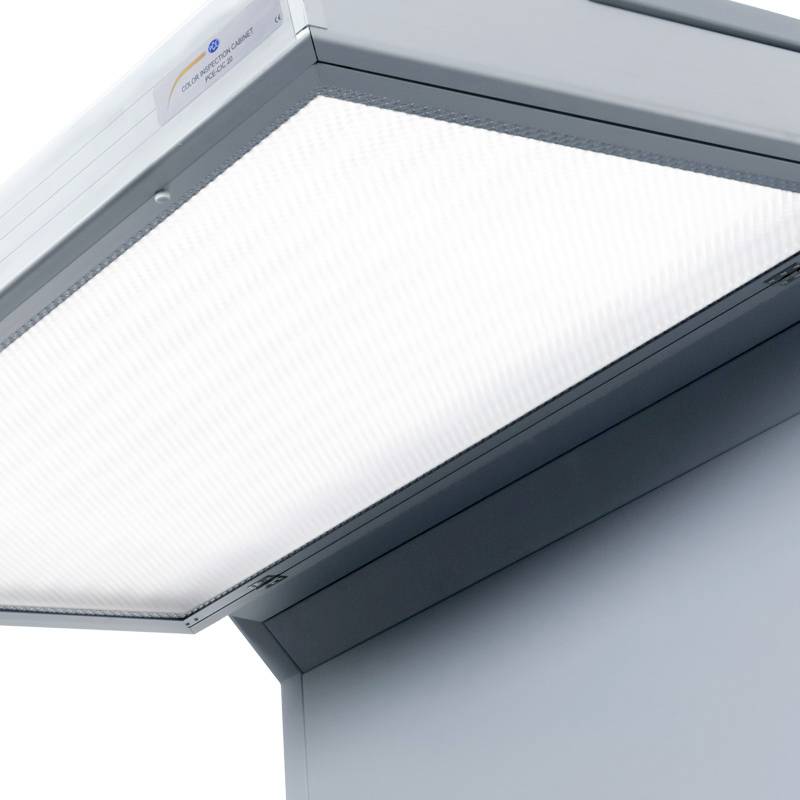 Eine helle LED-Deckenleuchte in einem modernen Raum, angebracht an einer grauen Decke, sorgt für gleichmäßige Beleuchtung.