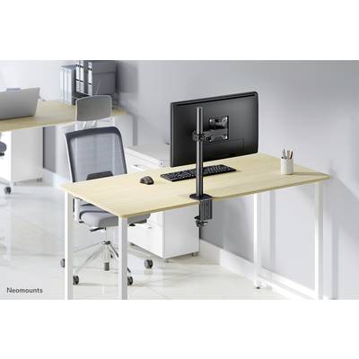 Ein moderner Schreibtisch mit Monitor, Tastatur und Maus, ergonomisch eingerichtet. Hintergrund zeigt weiteres Büro mit Schreibtisch.