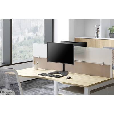 Ein modernes Büro mit zwei Arbeitsplätzen an einem Schreibtisch, je mit Monitor, Tastatur und Maus. Große Fenster bieten Ausblick.